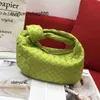 Jodie Handbag Botteg Venet Sheepskin Woven Bag 2023 New Family Knot Wrist Bag حقيبة يدوية صغيرة من جلد الغنم المنسوجة من البوق متعدد الاستخدامات متعددة الاستخدامات