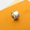 Designers Titanium Steel Anneaux Mode Femmes Fleur Lettre Bague Classique Haute Qualité Gravé V Initiales Lovers Jewely Taille 6-9334k