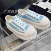 Sapatos esportivos 2024 Xiaoxiang Família Sola grossa Lona para mulheres Novo dedo do pé redondo Lace up Matsuke Cookie Elevado Casual Little White Shoes