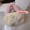 20cmx10cm Fashion P Fur Bag Triangle con maniglia di peluche con maniglia per trucco con cerniera cinturino così carino2248