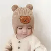 Gebreide Babymuts Met Oorkleppen Schattige Beer Pompom Kindermuts Beanie Warme Herfst Winter Jongens Meisjes Gehoorbescherming Motorkap Caps GC2497