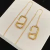 Gold Copper Metal V Pendientes de cartas Hoop Huggie Mujeres Exquisito Anti alergias Pendientes de orejas Hilos de orejas Joya de diseñador Weddi232q