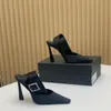 Tacones altos Puntas de los pies en forma de almendra Bombas de satén adornadas con cristales Hebilla lateral Zapatos de vestir de fiesta Tacón de aguja Diseñadores de lujo para mujer Calzado de fábrica con caja