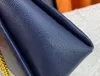 Högkvalitativ kvinnors designer axelväska präglad bokstav handväska läder shopping crossbody väska m43777 plånbok