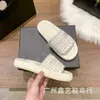 13 % RABATT auf Sportschuhe 2024 Xiaoxiangjia Gestrickte Hausschuhe für Damen Sommer Neue Oberbekleidung Runder Kopf Flach Eine Linie Dicke Unterseite Atmungsaktiv Cool Drag