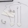 Topkwaliteit Vrouwen Designer Ring Oorbellen Ketting Armbanden Rvs Trendy Stijl 3 Kleuren Sets Hart Liefde Hanger Mode 250Q