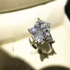 Anello di fidanzamento per matrimonio romantico a forma di pera con zirconi cubici con montatura in argento 925 di alta qualità per le donne J-0822500