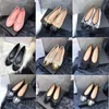Klassisk designer kvinnor klänning skor vår och höst 100% cowhide balettlägenheter dans casual skor svart platt båt sko sandal lady varumärke läder lata loafers