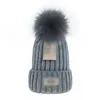 Beanie Cap Mens Designer Bucket Chapéus Nova Moda Mulheres Senhoras Quente Inverno Beanie Grande Faux Fur Pom Poms Bobble U Chapéu Ao Ar Livre 37VW