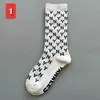 Chaussettes masculines Hosiery Corée du Sud Chine-Chic Marque Men de base pour les hommes et les femmes à la lettre de base de la lettre de la lettre sportive pour les hommes et les chaussettes de skateboard à la mode 5B0T