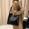 Sacs de soirée Qualité Femmes Fourre-tout Sacs en cuir brillant Shopper Sac à bandoulière Rétro Grande capacité Shopping Luxe Designer Sac à main Lady 231205