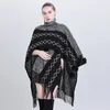 Szaliki 4 Kolor jesienny Criss Cross Cloak dzianina wielofunkcja poncho cappa kobiety luźne futrzane futrzane streetwearu pasiaste z szalą Pompon dzianiny 231204