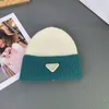 Högkvalitativ lyxdesigner Beanie Splice Colors Hats mode Inverterad Triangel Logo Sticked Winter Hat Unisex Versatile Casual Brimless Hats Warm Cashmere Hats