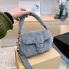 En kaliteli bulanık yün moda yastık tabby totes çanta tasarımcı çanta kadınlar debriyaj 2301072d omuz çantaları kabarık kürk bayan crossbody erkek hobo zarf tote çanta