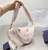 Mode de luxe Triangle Designer Laine Douce Fourrure Sacs à bandoulière Nouveau Net Automne Hiver Mode Bumbag Sac à main Designers polyvalents Totes Sacs de taille 2312051BF