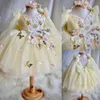 Желтые платья для девочек-цветочниц из бисера на свадьбу с V-образным вырезом и 3D-аппликацией для малышей, пышные платья из тюля до колен, бальное платье, детское платье на день рождения