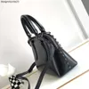 حقيبة مصممة فالين أكياس مرصعة حقيبة يد مرصعة يدويًا حقائب مصممة جديدة Valantino 2023 Bag Springsummer للمرأة المنسوجة المرأة متعددة الاستخدامات.