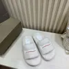 Zapatos de diseñador Sandalias de París Zapatillas de lujo Plataforma peluda Sandalia Zapatillas de felpa Bordado B Palabra Pareja Zapatillas de felpa Zapatillas de gamuza Furry Slide MUVJL