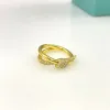 Anel de ouro anel de noivado de alta qualidade designer de moda anel masculino e feminino clássico luxo material de liga de aço titânio nunca desbota