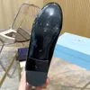 Primavera outono novas botas femininas de fundo plano famoso designer feminino metal triângulo marca senhoras pequenos sapatos de couro genuíno dedo do pé redondo sola não slides sapato lefu