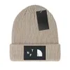 Nowa marka litera czapka czapka mężczyzn designerka kadłuba czapki nowe modne kobiety kobiety ciepłe zimowe czapkę duże sztuczne futra bobble czapki na zewnątrz C-18