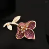 Broches Broche de fleur de haute qualité broche de lys en cristal brillant de luxe pour femmes costume manteau décolleté bijoux vêtements accessoires cadeaux Badge 6014