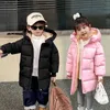 Пуховое пальто, зимняя теплая куртка с капюшоном, удлиненное пальто для мальчиков и девочек от 2 до 10 лет, новинка 2023 года, корейская версия, модная детская одежда, утолщенная Q231205