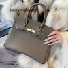 Totes äkta läderväskor Kvinnor 2023 trendiga avancerade fashionabla stora kapaciteter Real Leather Women's Togo Crossbody Handbag Unl6