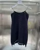 Abiti casual Lavorato a maglia Nero Bianco Abito aderente con catena Halter Moda estiva Slim senza maniche Mini elastico sexy