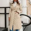 Kvinnans jackor 2023 Winter Diamond Quilted Coat Knee Cotton Down Jacket med bälteslätt vadderade fickor Ropa Mujer