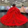 Czerwony błyszcząca sukienka Quinceanera 2024 Suknia balowa aplikacje Frezowanie cekiny z ramion Słodka 16 sukienka Vestido de 15 anos