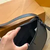 Yeni Ay Crossbody Bag erkek kadın tasarımcısı siyah aylık koltuk koltuk çantaları çanta deri süs çantası göğüs paketi kılıf cüzdan fermuarlı kapanma