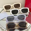 Projektanści okulary przeciwsłoneczne okulary dla kobiet Poduszne prostokątne okulary przeciwsłoneczne z ramkami octanowymi Złota Litera 1: 1 Luksusowe gogle M130 Lustro Okulary przeciwsłoneczne dla kobiet