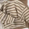 Modna moda Baby dziewczyna wysoka szyja Koszula zagęszcza jesień zima dziecięca koszula ciepła miękka vintage sweter ubrania dziewczynki Q231206