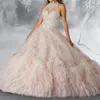 Светло-розовые блестящие платья Quinceanera, бальное платье на день рождения, на шнуровке, с аппликацией, кружевными бусинами, многоуровневое платье с перьями, сладкое платье 15–16 лет, платье de quinceanera