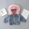 ジャケットの女の赤ちゃんデインジャケット冬の幼児の子供フェイクファーフードフリースフリースウォームデニムコート1-10歳の子供厚いアウトウェアオーバーコート