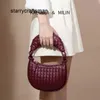 Itália Hangbag Botteg Venet Nova bolsa coreana de malha Gemini cor sólida simples e elegante de ombro único Textura única versátil portátil nas axilas femininas