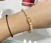 Bracciale rigido aperto con ciondolo di qualità di lusso con perle di conchiglia naturale placcate in oro 18 con scatola per francobolli