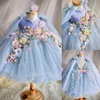 Fantastisk blommaflickaklänningar för bröllopspärlor 3D Appliced ​​Backless Toddler Pageant Gowns Kne Length Ball Gown Kids Birthday Dress