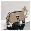 Дизайнерская сумка Женская сумка Черная сумка через плечо Snap Camera Bag Crossbody Fashion Tie Dye Роскошная кожаная сумка с курсивным ремешком и высокой текстурой Мини-сумка с мультяшным принтом