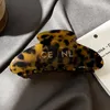 Luxury French Alloy Letter Hair Clip Leopard Print Color Vintage Style Shark Hair Clip Classic Trendy Hair Jewel Girl Friend Face Tashing Makeup Hair Clamps