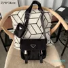 2022 Heren zwarte aktetassen Designer Nylon schoudertassen Mode Crossbody Driehoek Messenger Bag2919