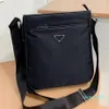 2022 Heren zwarte aktetassen Designer Nylon schoudertassen Mode Crossbody Driehoek Messenger Bag2919