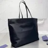 Luxury Designer Brands Shopping Bags Women Triangle Etikett Vattentät Leisure Travel Bag Stora kapacitet Nylon Mommy Tote P2301206