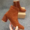 Marque de luxe Femmes Bottes En Daim En Cuir Bout Rond Talon Épais À Talons Hauts Botte Courte Rouge Brillant Bas Bottines De Designer Avec Sac À Poussière Rouge 35-43