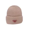 Bonnet de créateur de luxe Chapeaux de couleur unie Mode Triangle inversé P Lettre Logo Chapeau d'hiver tricoté Unisexe Polyvalent Casual Chapeaux sans bords Chapeaux chauds en cachemire