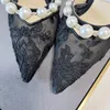 Mode sommarkvinnor aurelie pekade tå sandaler skor kvinnor spets läder pumpar pärla utsmyckning fest bröllopsklänning höga klackar svart vit eu35-43