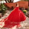 Abito da ballo rosso lucido Abiti Quinceanera con spalle scoperte Applicazioni di pizzo Fiori 3D con mantella Corsetto sul retro Abiti da 15 ano Compleanno formale