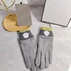 Luxus Designer Handschuhe für Frauen Herbst Winter Plüsch Gestrickte Handschuhe Brief Drucken Warme Dicke Wolle Fäustlinge Radfahren Ski