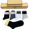 2023 Klassiska herrbokstrumpor Kvinnors mode Ankel Short Socks Casual Sticked Socks SS2